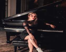The star can also play the piano The star can also play the piano.